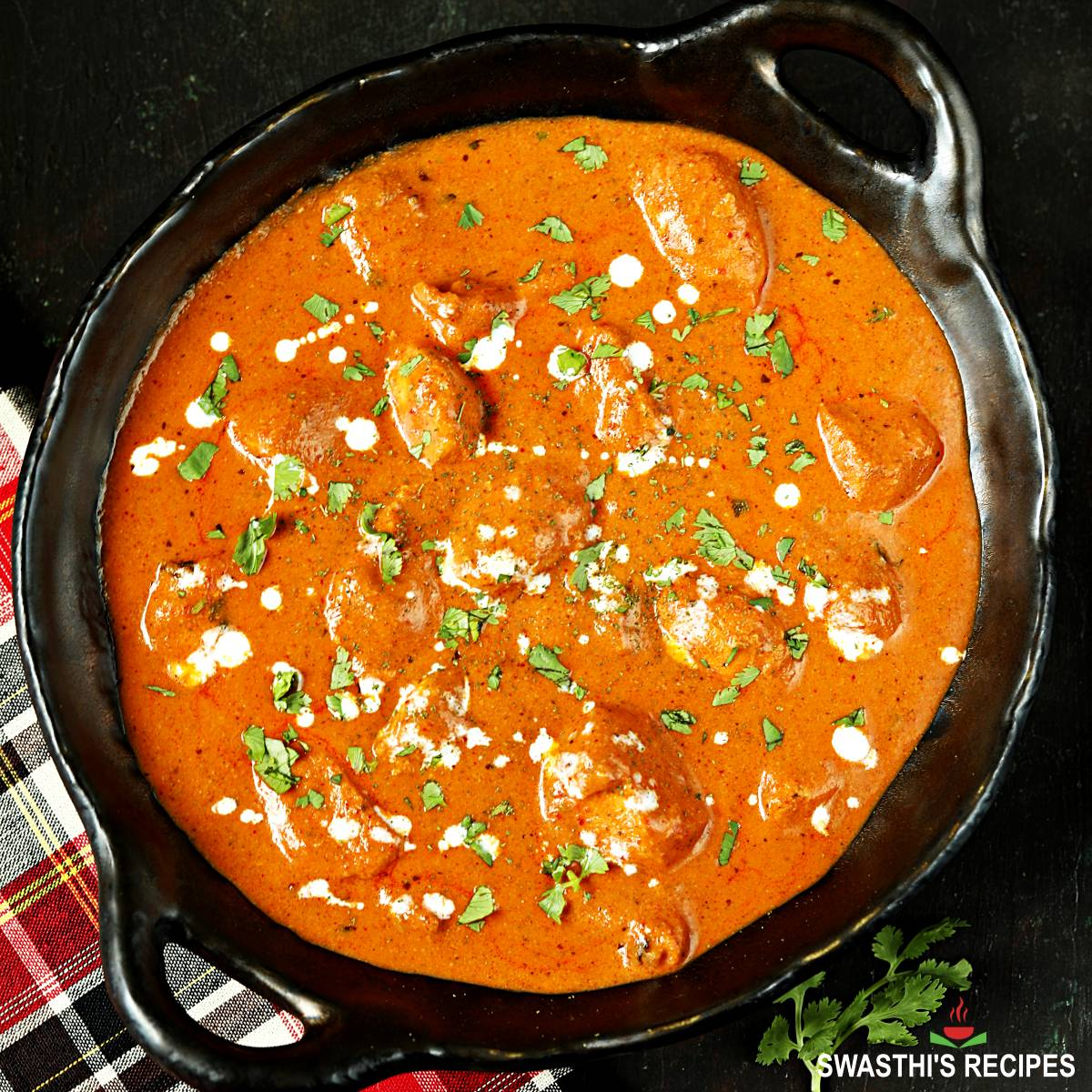 Butter Chicken i gjutjärnspanna med grädde och koriander