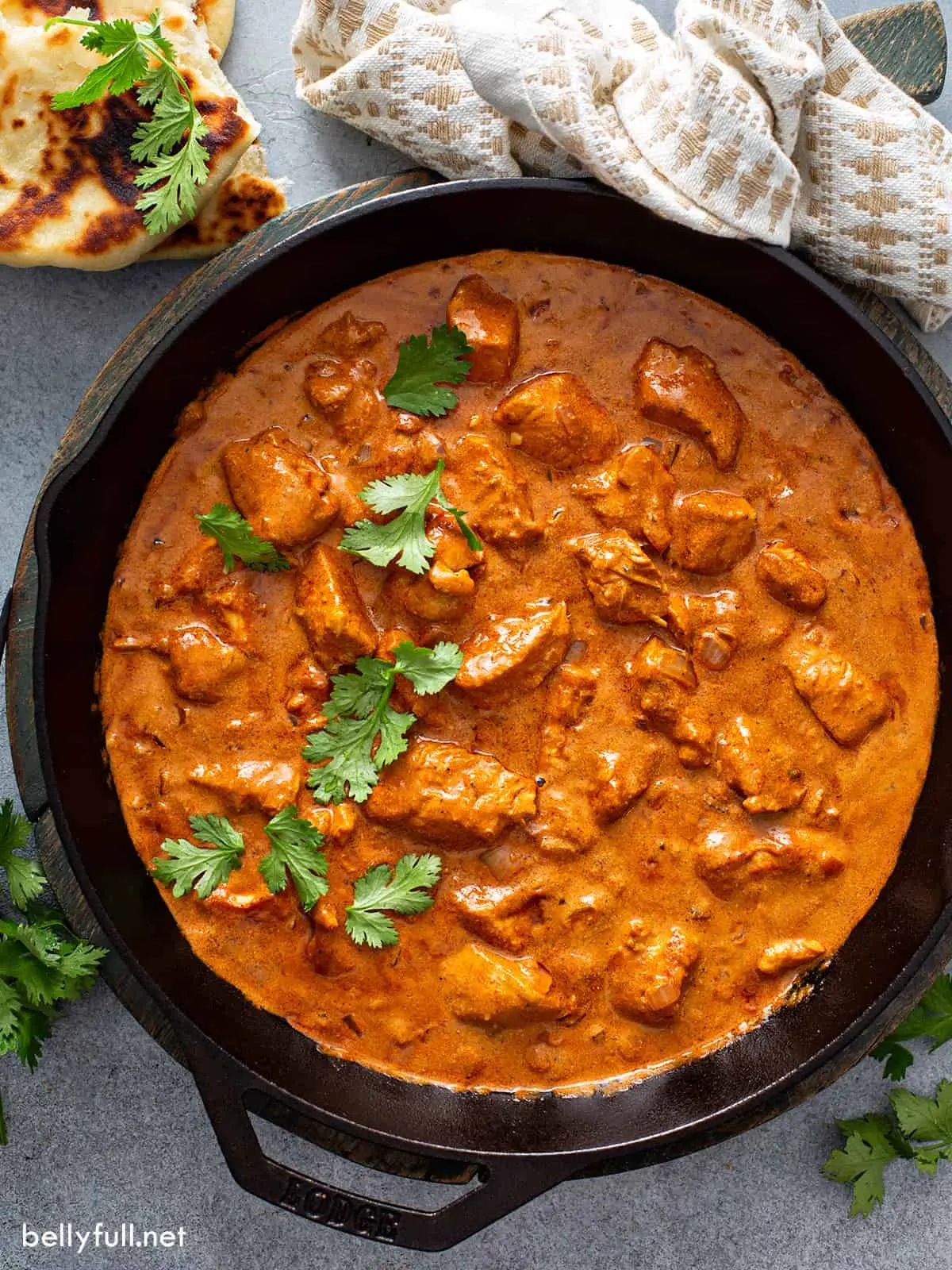 Chicken Tikka Masala i gjutjärnspanna med naan och koriander